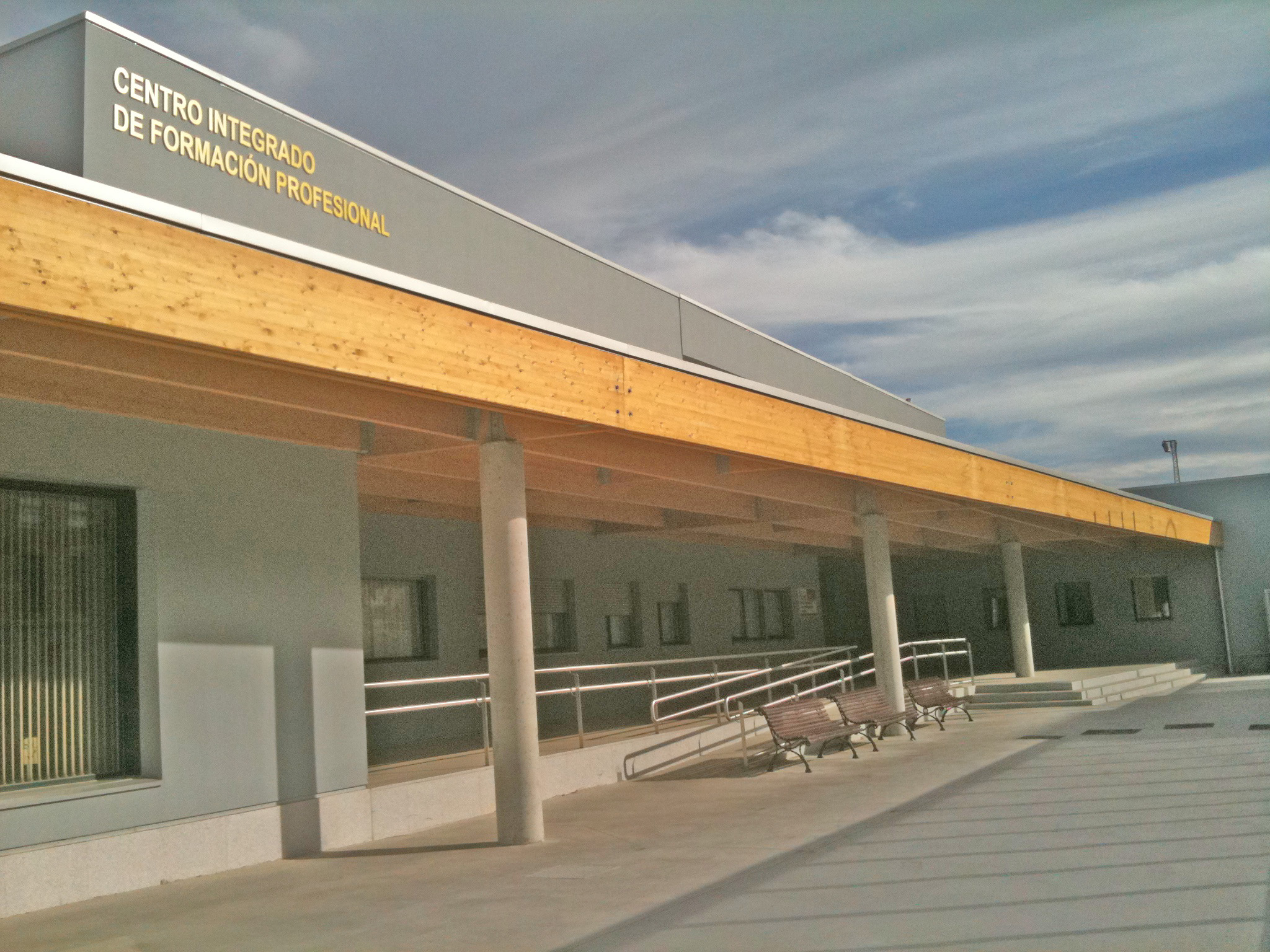 Fachada principal del centro